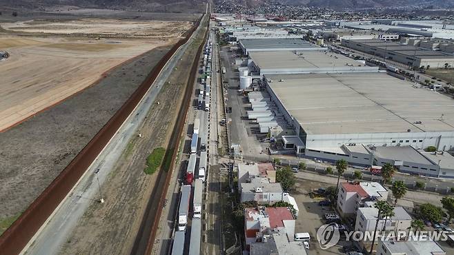 미국으로 가기 위해 멕시코 도로에서 대기 중인 화물차 행렬 [EPA 연합뉴스 자료사진. 재판매 및 DB 금지]