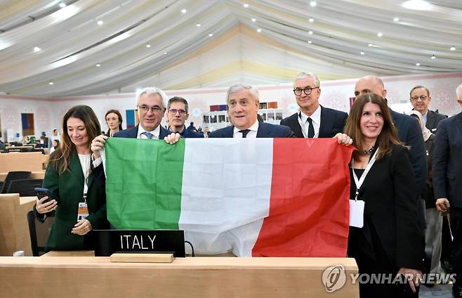이탈리아 요리, 세계문화유산 등재 결정에 기뻐하는 정부 인사들 [EPA 연합뉴스 자료사진. 재배포 및 DB 금지]
