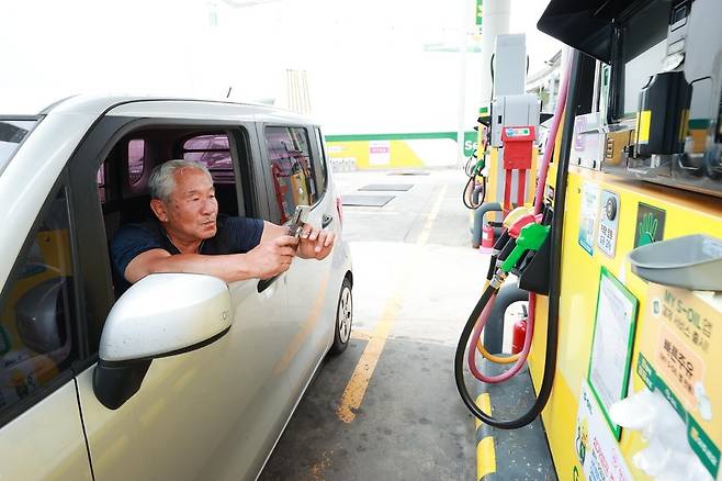 ▲ 용인특례시민이 '장애인 등 우선배려 주유서비스'를 제공하는 주유소에서 기름 주유를 요청하는 모습./사진제공=용인시
