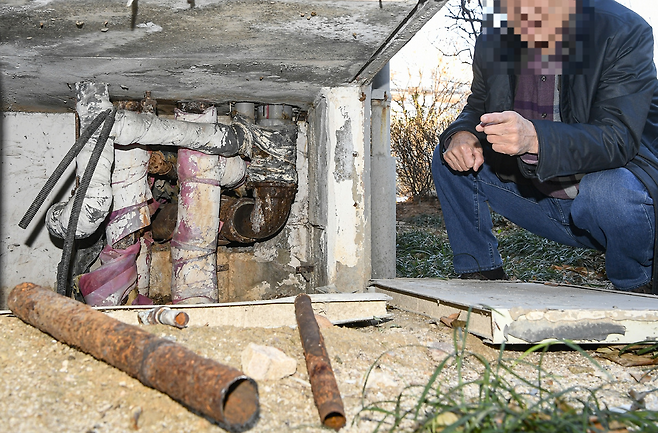 수원시 영통구에 위치한 한 아파트에서 주민 A씨가 관리부실로 파손된 배관설비를 가리키고 있다. 김태완 기자 lift@kihoilbo.co.kr