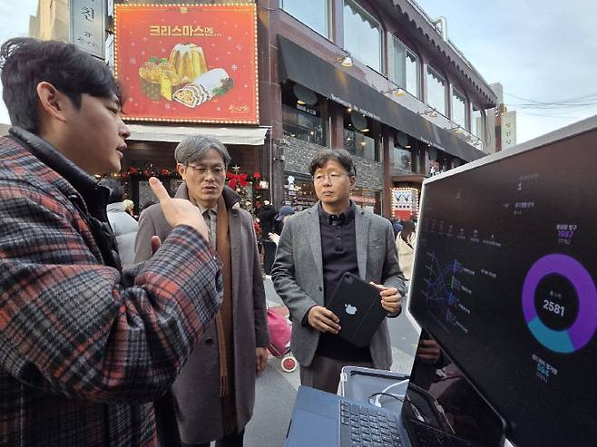 성심당 앞에서 진행된 라이다 센서 기반 유동인구 분석 기술 시연회. (사진= 대전 중구)