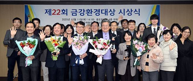 제22회 금강환경대상 시상식이 11일 중도일보 4층 회의실에서 열려 유영돈 사장, 신동인 금강유역환경청 유역관리국장, 정용래 유성구청장, 이명렬 천안시 농업환경국장 등 수상기관 임직원들이 시상식을 마친 후 기념촬영을 하고 있다. &nbsp;이성희 기자 token77@