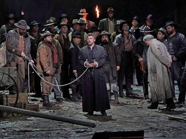 21세기 현대에서 최고의 테너로 추앙받는 테너 요하네스 카우프만이 오페라 '서부의 아가씨' 중 존슨 역을 맡아 열연하고 있다. &nbsp;출처 뉴욕 메트로폴리탄