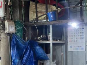 광주 서구 양동시장의 한 상점에 낡은 전선들이 꽂힌 멀티탭이 설치돼 있다. /박건우 기자