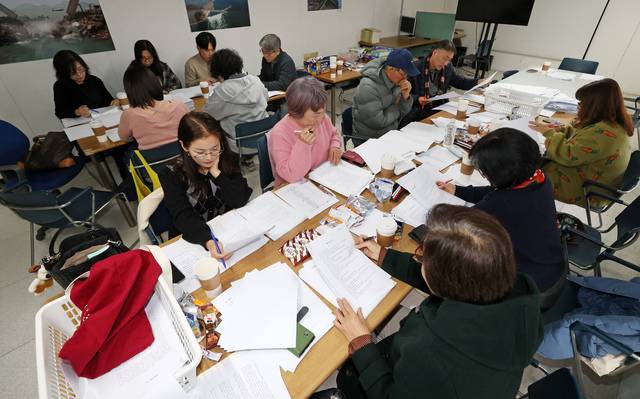 11일 전북일보사 3층 역사전시실에서 2026 전북일보 신춘문예 예심이 열려 심사위원들이 3개 분문 1948편의 응모작을 심사하고 있다. 조현욱 기자