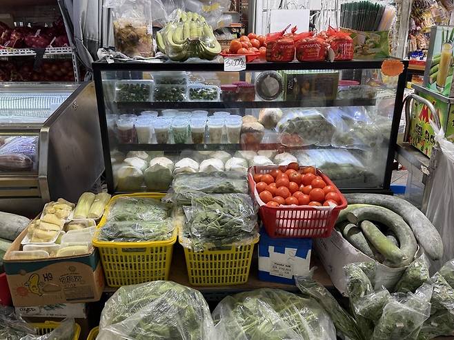 10일 오전 11시쯤 찾은 대구 달서구 와룡시장. 시장 좌판에 코코넛을 비롯한 열대 과일들과 채소들이 진열돼 있다. 구경모기자