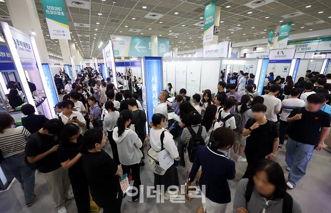 지난해 7월 25일 서울 강남구 코엑스에서 열린 2025학년도 수시 대학입학정보박람회를 찾은 학부모와 학생들이 상담 부스를 둘러보고 있다.(사진=뉴시스)