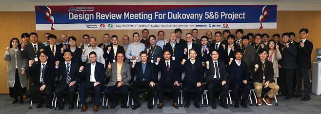 체코 두코바니 신규 원전사업을 발주한 EDUⅡ 대표단 53명이 지난 1~2일 원전 설계를 맡은 한전기술을 찾아 기념촬영하고 있다. (사진=한국수력원자력)