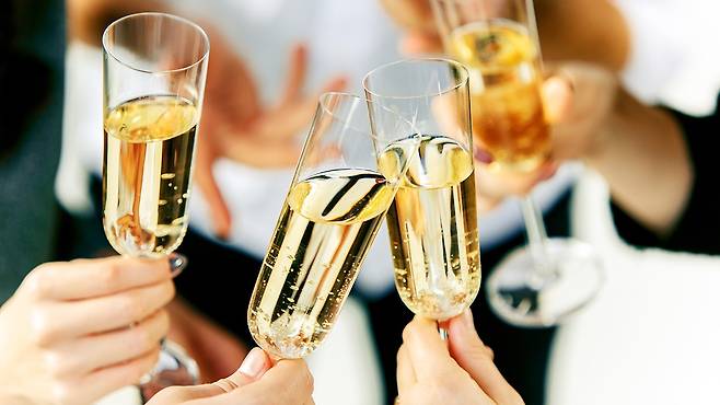 폭음을 하면 혈중 코르티솔 증가로 혈압 스파이크가 발생할 수 있다｜출처: 게티이미지뱅크