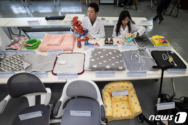 지난 2023년 12월 12일 서울 서초구 한국제품안전관리원에서 전기방석, 전기찜질기 및 어린이제품 등 안정성 조사 결과 안전기준 부적합으로 수거 등의 명령(리콜명령) 처분한 제품을 전시하고 있다./뉴스1 ⓒ News1 유승관 기자