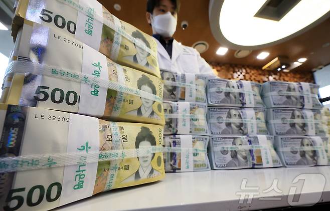 10월 원화의 실질 가치가 글로벌 금융위기 이후 가장 낮은 수준으로 떨어졌다.2025.11.25/뉴스1 ⓒ News1 김진환 기자