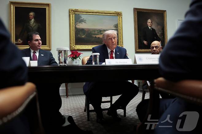 10일(현지시간) 미 워싱턴 D.C.의 백악관에서 도널드 트럼프 대통령이 델 테크놀로지스 최고경영자(CEO) 마이클 델, IBM CEO 아르빈드 크리슈나 등 기업 지도자들과 원탁 토론에 참여했다. 2025.12.10 ⓒ 로이터=뉴스1 ⓒ News1 최종일 선임기자