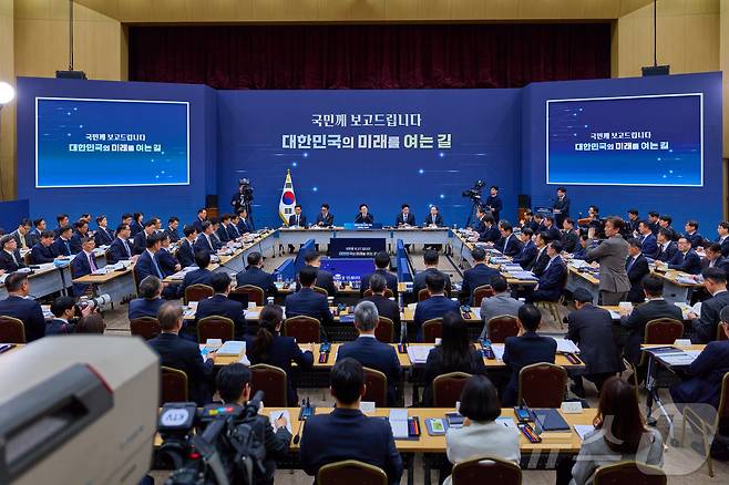 이재명 대통령이 11일 세종시 정부세종컨벤션센터에서 열린 '2026년 대도약하는 경제, 신뢰받는 데이터' 기획재정부(국세청·관세청·조달청)-국가데이터처 업무보고에서 발언하고 있다. (대통령실 제공. 재판매 및 DB 금지) 2025.12.11/뉴스1 ⓒ News1 이재명 기자