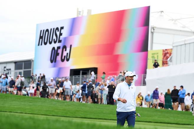 하우스 오브 CJ를 지나가는 더 CJ컵 바이런 넬슨 우승자, 스코티 셰플러