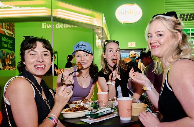 [사진3] 비비고 컨세션에서 한식을 즐기고 있는 팬들