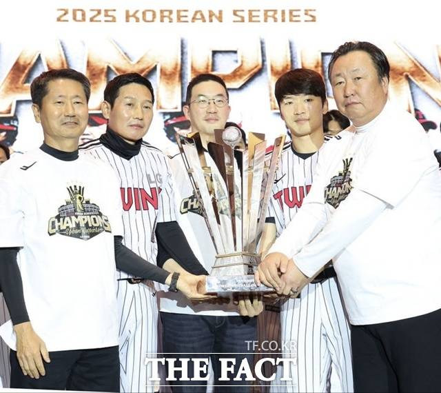 LG 트윈스가 2023년에 이어 2년 만에 통산 4번째 한국시리즈 우승을 달성했다. LG는 내년에도 가장 강력한 우승 후보다. 축승연에서 김인석 대표이사, 염경엽 감독, 구광모 LG그룹 회장, 박해민 주장, 차명석 단장(왼쪽부터)이 기념사진을 찍고 있다. /뉴시스