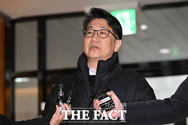 쿠팡 외압 의혹을 폭로한 문지석 검사가 11일 오전 서울 서초구 센트로빌딩 사무실에 마련된 관봉권 쿠팡 특검 사무실에 출석하고 있다. /서예원 기자