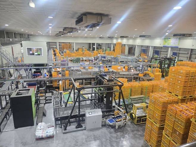 지난 2일 오후 찾은 '충주거점 APC' 내부. 1만6119㎡ 규모의 APC는 세척·선별·포장 및 보관 기능을 갖추고 있다. 주상돈 기자