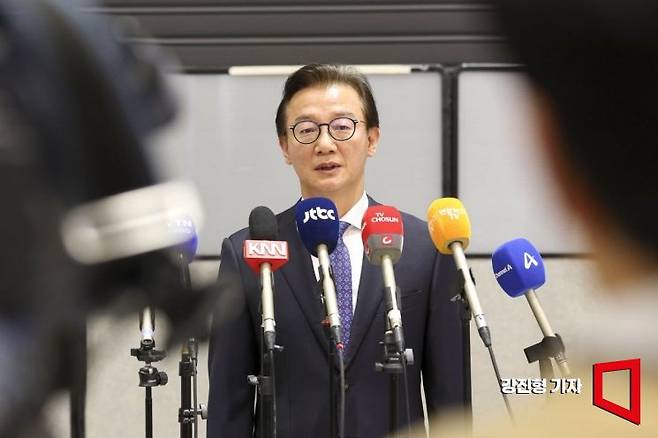 통일교 금품 수수 의혹에 연루된 전재수 해양수산부 장관이 11일 인천국제공항 제2여객터미널을 통해 귀국한 뒤 사의를 표명 하고 있다. 2025.12.11 강진형 기자