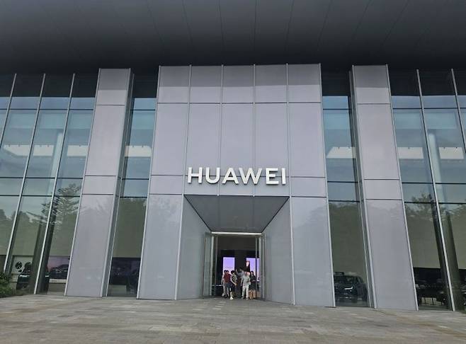 중국 화웨이 선전 본사 플래그십 스토어. 연합뉴스.