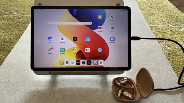 ​샤오미 레드미 패드2 프로​에 무선 이어폰을 연결해 리버스 충전을 해봤다