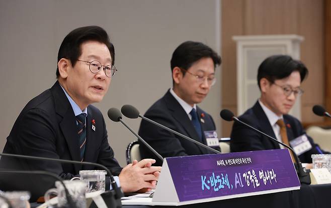 이재명 대통령이 10일 용산 대통령실에서 열린 AI 시대의 K-반도체 비전과 육성전략 보고회에서 발언하고 있다./연합뉴스