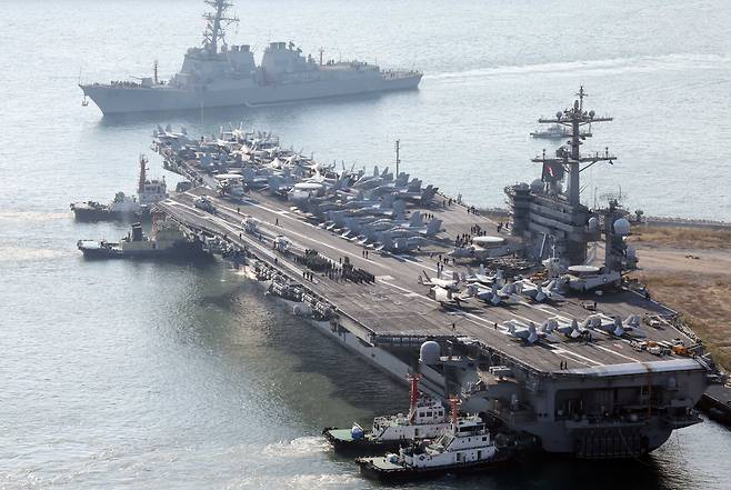 미국 해군 7함대 소속 핵추진 항공모함 '조지 워싱턴함(CVN-73)'과 이지스 구축함인 '슈프함(DDG-86)'이 지난달 5일 부산 남구 해군작전사령부 부산작전기지에 입항하고 있다. /뉴시스