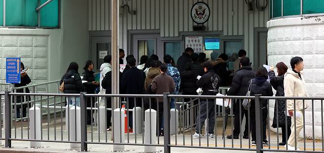 11일 오전 종로구 주한미국대사관 앞에서 시민들이 미국 비자심사를 받기 위해 줄 서 있는 모습. /뉴시스