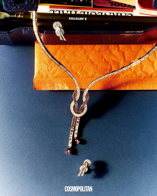 붉은 원석이 그러데이션을 이루는 샹스 인피니 하이주얼리 네크리스 가격미정, 샹스 인피니 이어링 2천30만원 모두 Fred.