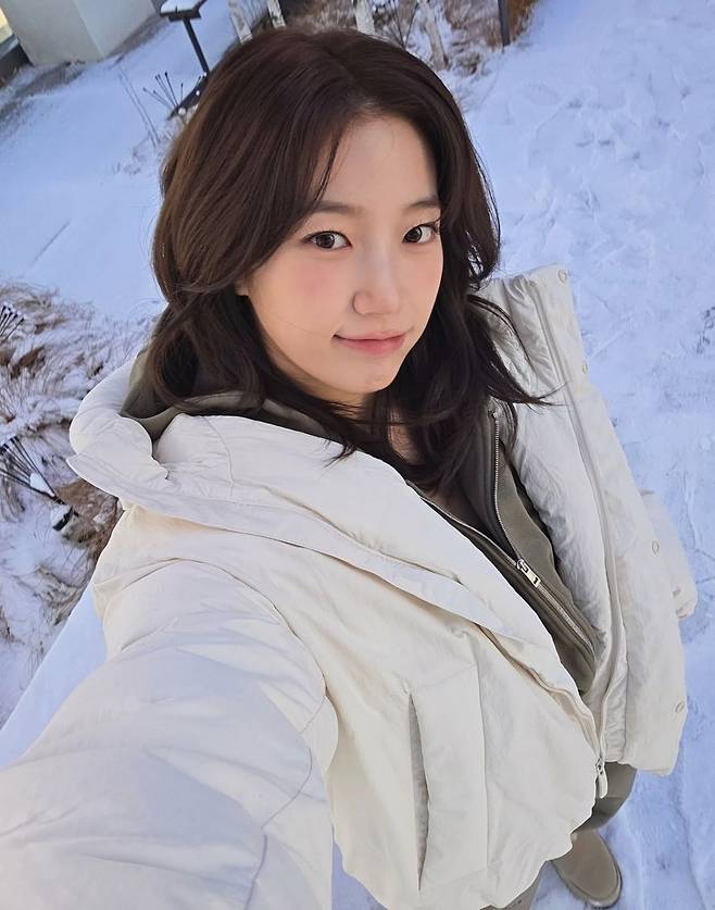 클라우드 댄서 컬러 패딩을 입은 카즈하. 인스타그램 @zuhazana