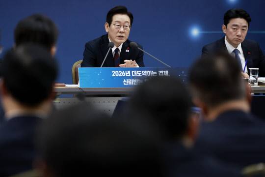 이재명 대통령이 11일 세종시 정부세종컨벤션센터에서 열린 '2026년 대도약하는 경제, 신뢰받는 데이터' 기획재정부(국세청·관세청·조달청)-국가데이터처 업무보고에서 발언하고 있다.연합뉴스