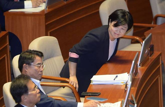 서영교 더불어민주당 의원. 지난 2016년 7월 가족채용 논란으로 민주당을 탈당했을 때, 본회의 긴급현안질의에 참석하고 있는 모습이다. ⓒ뉴시스