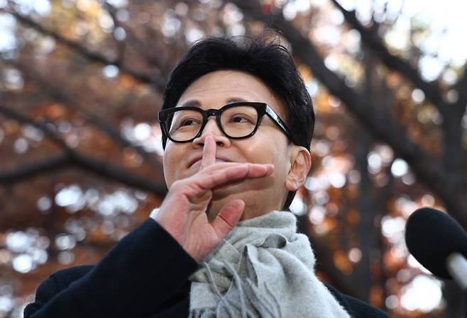 한동훈 국민의힘 전 대표가 지난 3일 오후 서울 여의도 국회 경내에서 열린 12·3 비상계엄 1주년 기자회견에서 지지자들에게 정숙할 것을 요청하고 있다. ⓒ뉴시스