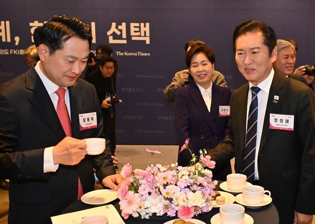 장동혁(왼쪽) 국민의힘 당대표와 정청래(오른쪽) 더불어민주당 대표가 지난 11월 20일 서울 여의도 FKI플라자 그랜드볼룸에서 ‘격랑의 세계, 한국의 선택’을 주제로 열린 ‘2025 코라시아 포럼’에서 대화하고 있다.<한국일보 제공·연합뉴스>