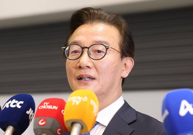 전재수 해양수산부 장관이 11일 ‘유엔해양총회’ 유치 활동을 마치고 귀국해 입장을 밝히고 있다. 전재수 장관은 이날 사의를 표명했다.연합뉴스