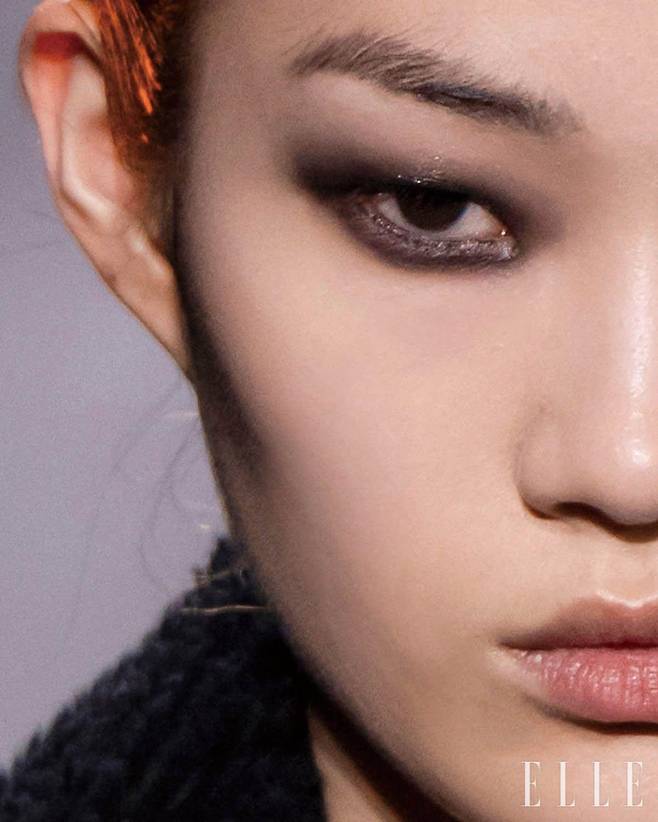 2020 F/W 쇼에 오른 모델 신현지의 과감한 스모키 아이.