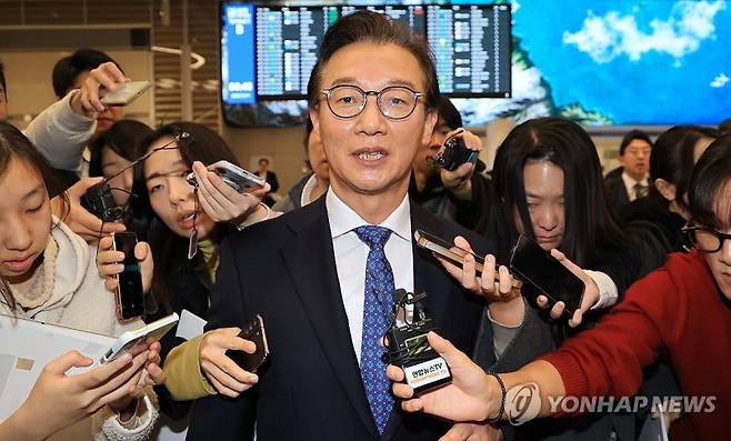 전재수 해양수산부 장관이 11일 인천공항에서 기자들의 질문에 답변하고 있다. 연합뉴스