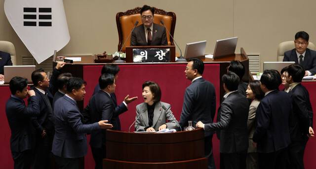 9일 국회 본회의에서 국민의힘 나경원 의원이 가맹사업거래의 공정화에 관한 법률 일부개정법률안에 대해 무제한 토론하는 가운데 여야 의원들이 발언대에서 목소리를 높이며 신경전을 이어가고 있다. 연합뉴스