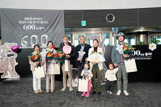 국립중앙박물관 상설관 들머리의 보안검색대를 넘은 직후 600만명째 국내 관람객으로 인증된 시민 노용욱(40)씨 가족과 600만명 돌파 뒤 첫 외국인 관람객이 된 덴마크인 레서가 유홍준 관장과 기념사진을 찍고 있다. 국립중앙박물관 제공