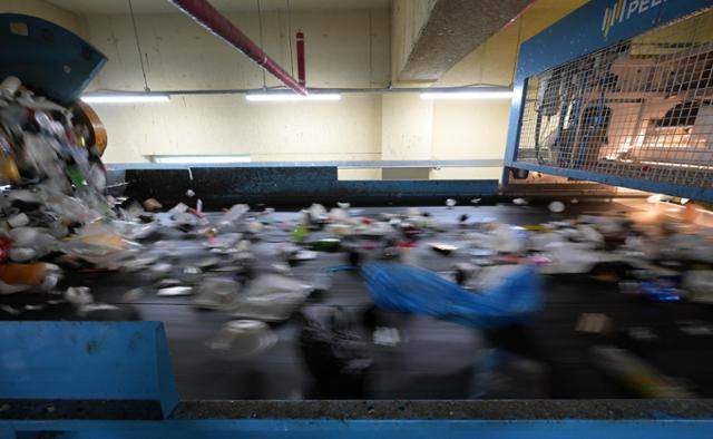 2022년 9월 서울도봉자원순환센터에서 폐플라스틱이 선별되고 있다. 서재훈 기자