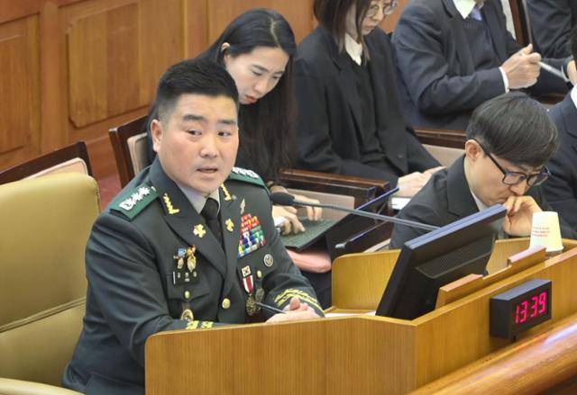 김현태 육군 특수전사령부 707특수임무단장이 2월 6일 서울 종로구 헌법재판소에서 열린 윤석열 대통령 탄핵 심판 6차 변론에 증인으로 출석해 답변하고 있다. 헌법재판소 제공