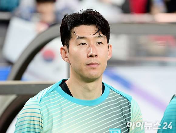 지난 6월 10일 오후 경기도 서울월드컵경기장에서 열린 22026 FIFA 북중미 월드컵 아시아 3차 예선 조별리그 B조 10차전 최종전 대한민국과 쿠웨이트의의 경기에서 손흥민이 벤치에서 경기 시작을 기다리고 있다. [사진=곽영래 기자]