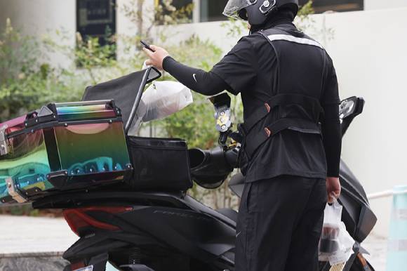 음식을 배달 중인 라이더 모습. [사진=연합뉴스]