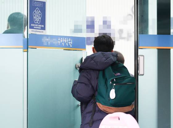 지난 1일 대치동 한 수학 학원으로 학생이 들어가는 모습. 고등 과정을 가르치는 초등 수학 학원이 점차 늘어나고 있다. 우상조 기자