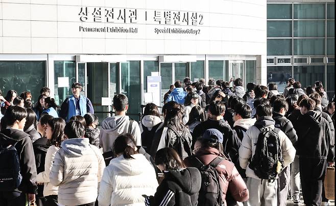 11일 오후 서울 용산 국립중앙박물관이 관람객들로 붐비고 있다. 김경록 기자