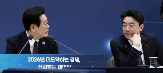이재명 대통령이 11일 세종시 정부세종컨벤션센터에서 열린 '2026년 대도약하는 경제, 신뢰받는 데이터' 기획재정부(국세청·관세청·조달청)-국가데이터처 업무보고에서 강훈식 대통령 비서실장과 대화하고 있다. 연합뉴스
