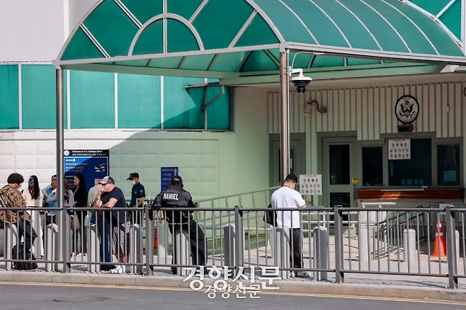 주한 미 대사관 앞에서 비자 심사를 기다리는 사람들. 이준헌 기자