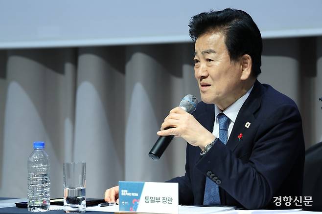 정동영 통일부 장관이 지난 10일 경기 고양시 한 호텔에서 열린 기자간담회에서 기자들의 질문에 답변을 하고 있다. 통일부 제공