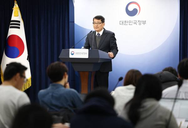 김경우 과기정통부 전파정책기획과장이 10일 정부서울청사에서 이동통신 주파수 재할당 세부 정책방안 브리핑하고 있다. 연합뉴스