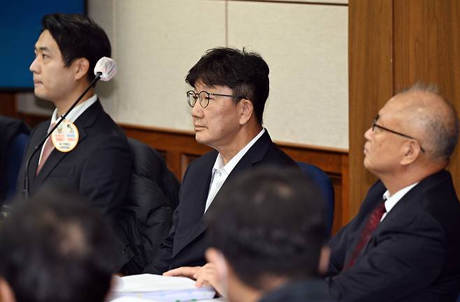 People Power Party Rep. Kweon Seong-dong attends a hearing on allegations that he received illegal political funds from the Unification Church, at the Seoul Central District Court in southern Seoul on Nov. 3. [JOINT PRESS CORPS]